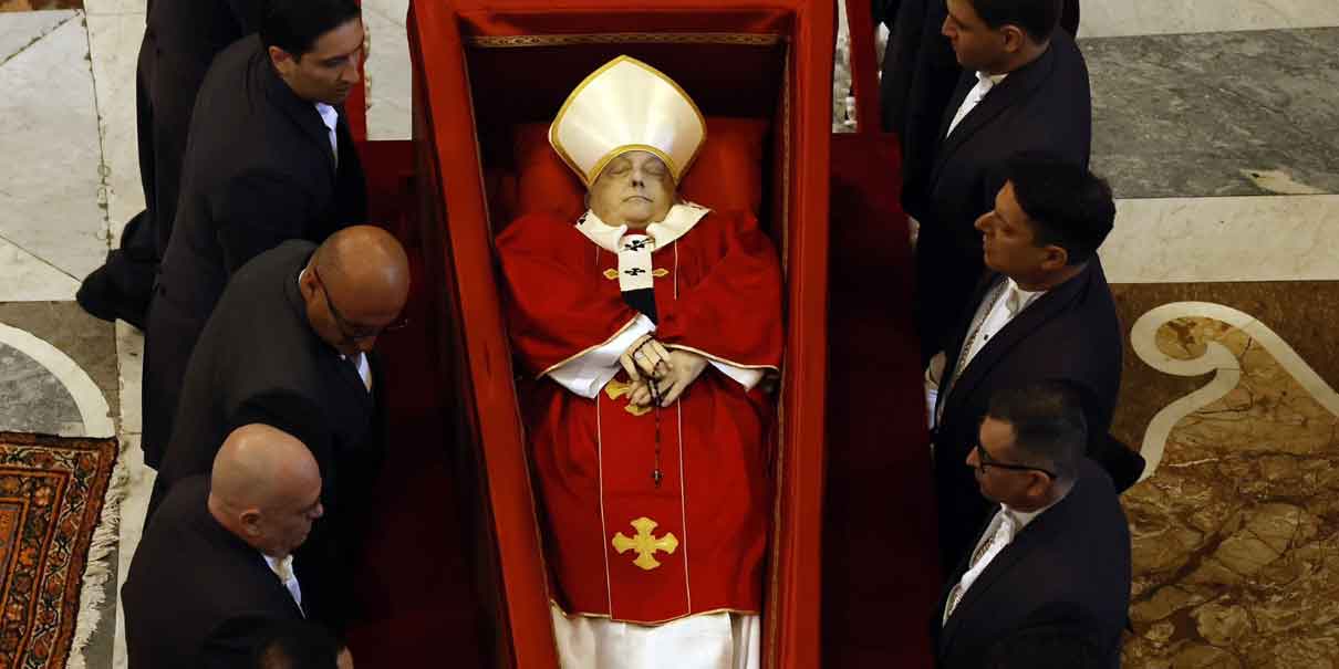 El papa Francisco recibe el último adiós  en la Basílica de San Pedro