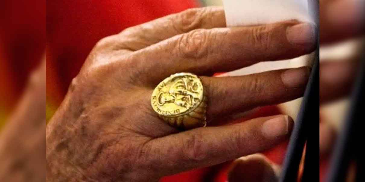 Anillo del Pescador y otros símbolos del poder pontificio, destruidos ante el cónclave