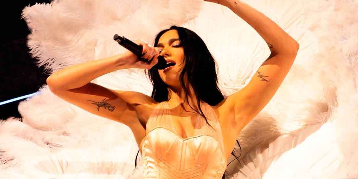 VIDEOS. Dua Lipa sorprende al mundo con un cover local en cada show de su Radical Optimism Tour