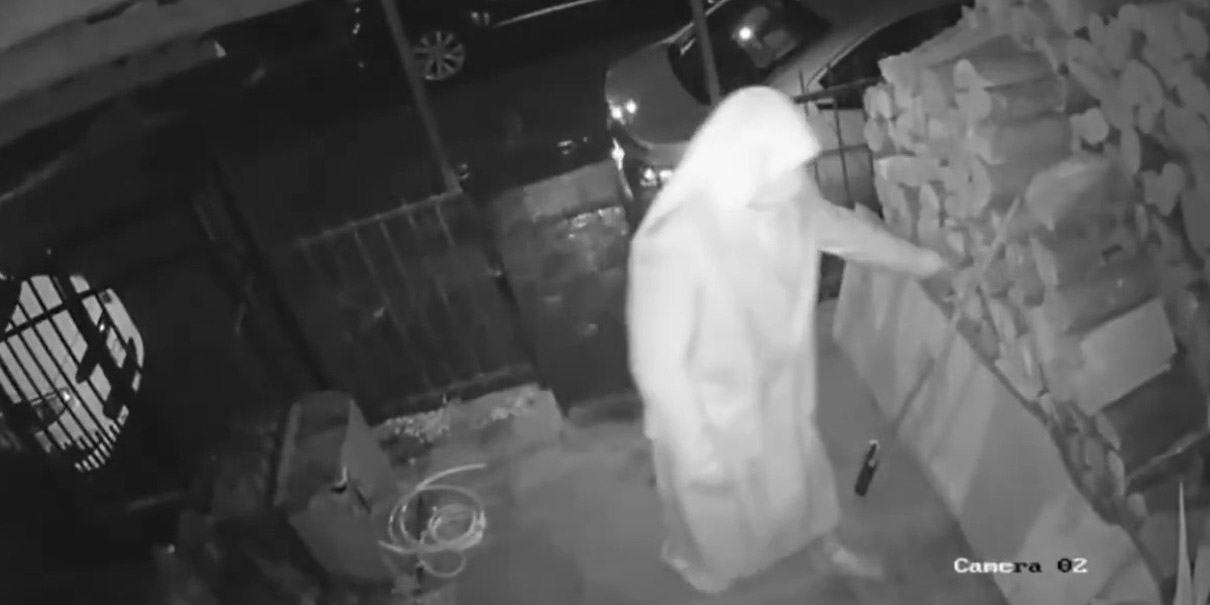 VIDEO. Hombre se disfraza de monja y entra a robar una casa