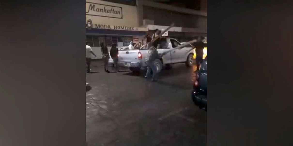 VIDEO. Bandos se pelean a tablazos en Saltillo