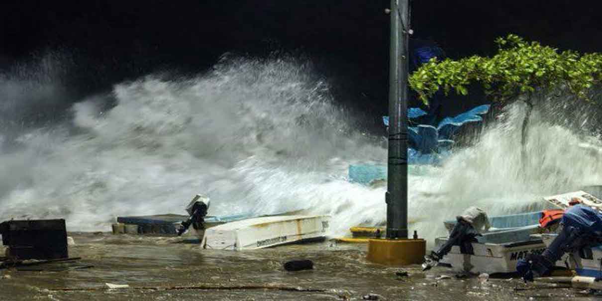 Huracán Erick toca tierra: Así arrasó la costa de Oaxaca como categoría 4