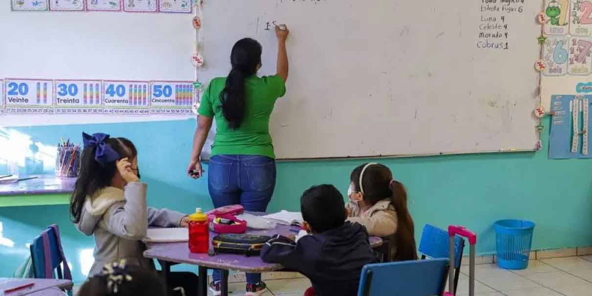 Jubilación a los 53 y 55 años: Sheinbaum presenta decreto para maestros