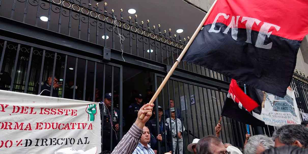 La CNTE con piedras y palos agrede oficinas y policías; la SEP exige dialogo