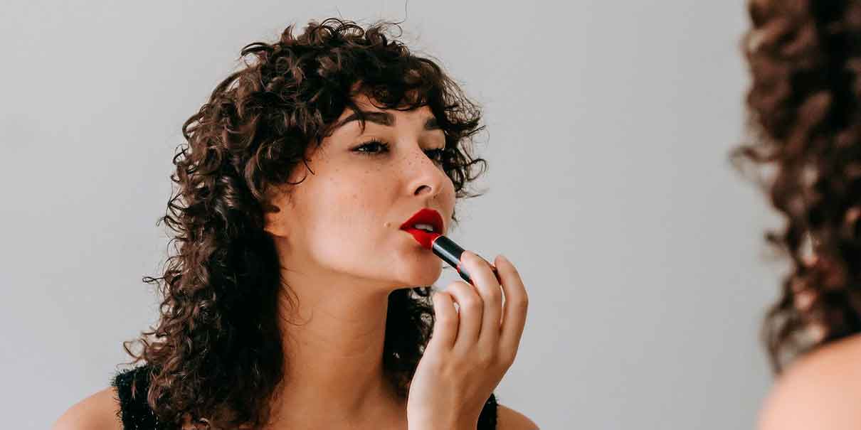 Tendencias en labiales para el verano 2025: tonos vibrantes y elegancia natural