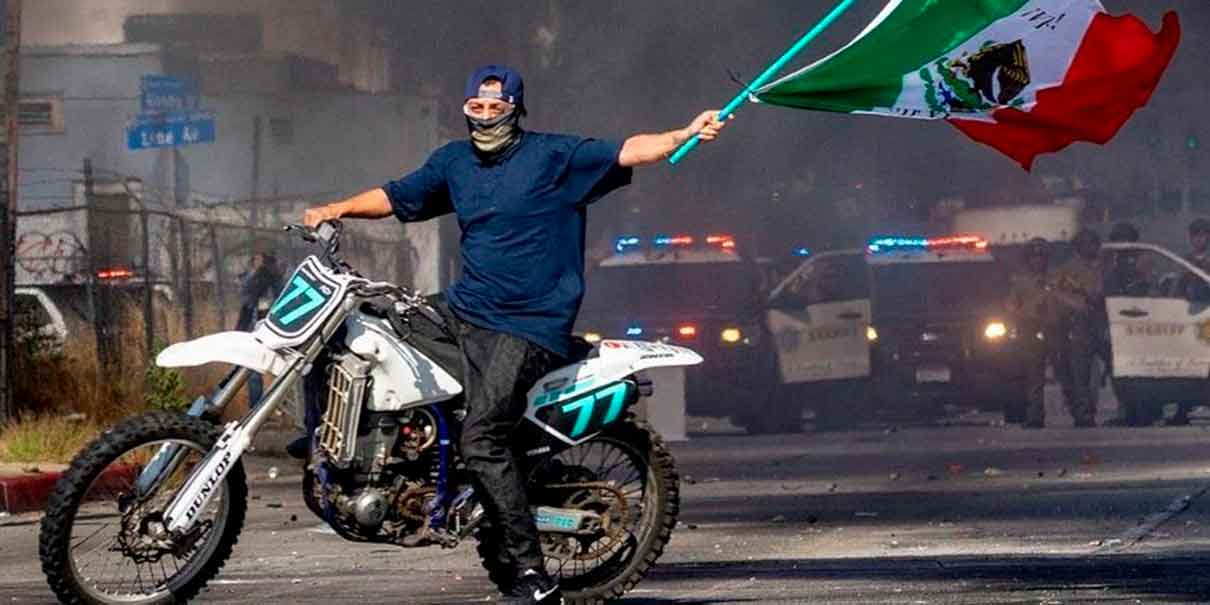 VIDEO. Motociclista con bandera de México, símbolo de protesta migrante, es buscado por el FBI