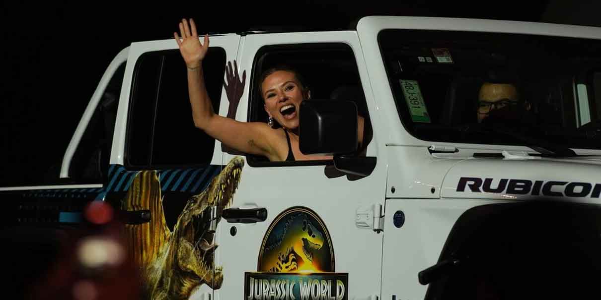 Scarlett Johansson deslumbra en México con avance de Jurassic Park