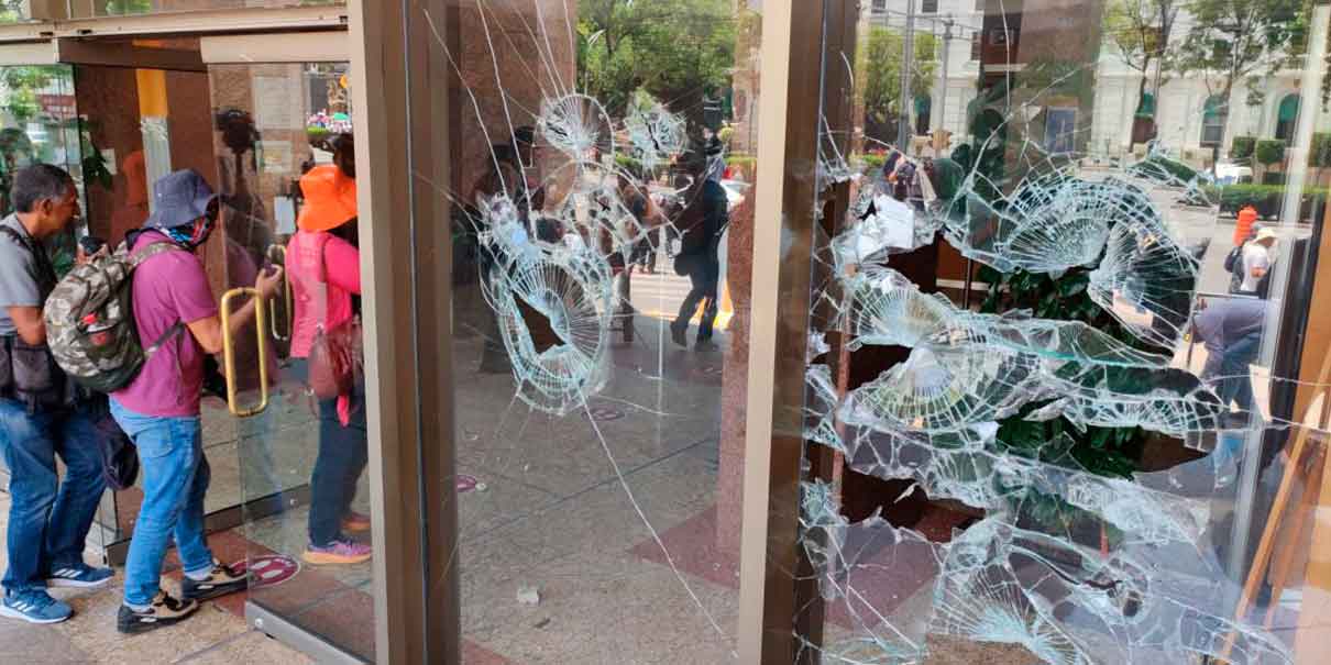 VIDEO. CNTE y CETEG vandalizan Secretaría del Bienestar y oficinas del SNTE 