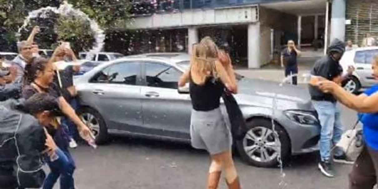 Así enfrentó Lady Racista a la multitud tras su primera audiencia por insultos racistas