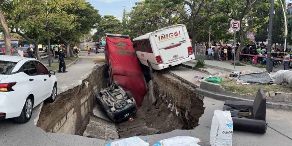 Así fue el momento en que se abrió el socavón en Guadalajara y tragó varios vehículos