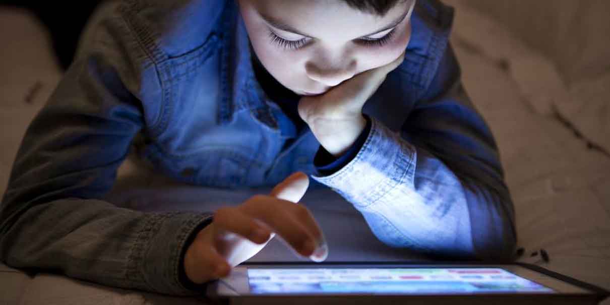 Constante uso de dispositivos móviles duplicó la miopía en niños