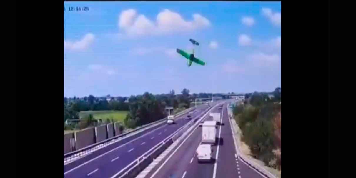 Impactante video muestra el momento exacto en que una avioneta se estrella en autopista de Italia