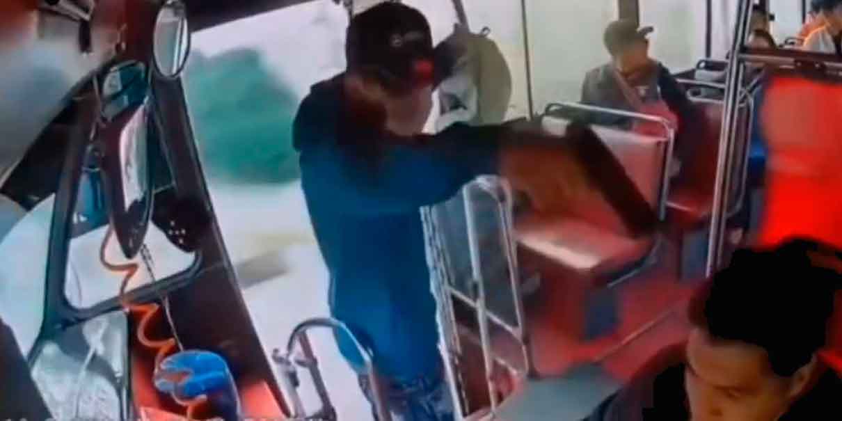 VIDEO. Violento asalto a pasajeros de la una unidad de la ruta Mazame-Canoa en Puebla