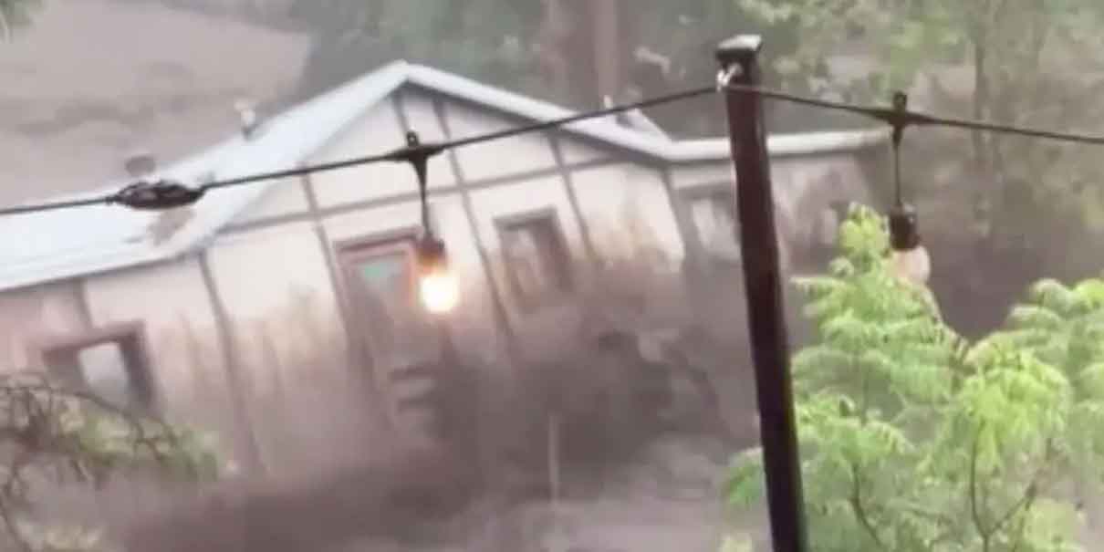 vivienda es arrastrada por la corriente del río Ruidoso en Nuevo México