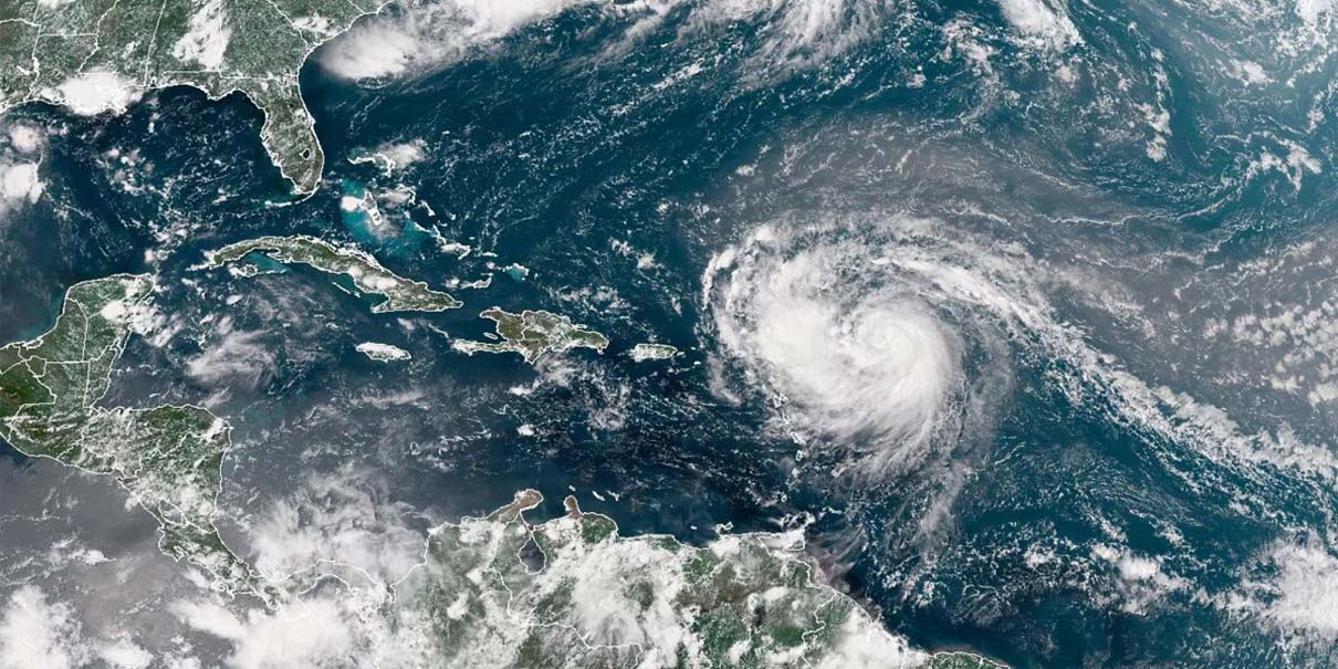 ‘Erin’, huracán catastrófico de categoría 5, avanza por el Caribe con fuertes lluvias