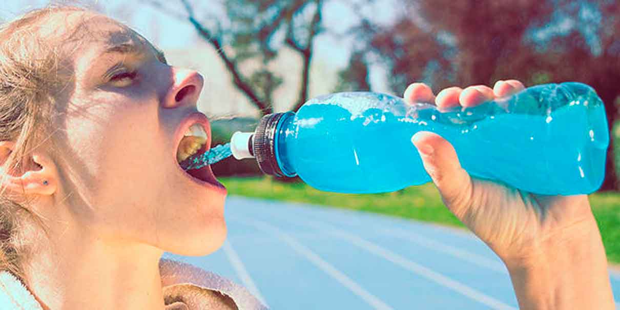 Agua vs. bebidas deportivas: ¿Cuándo elegir electrolitos para hidratar mejor?