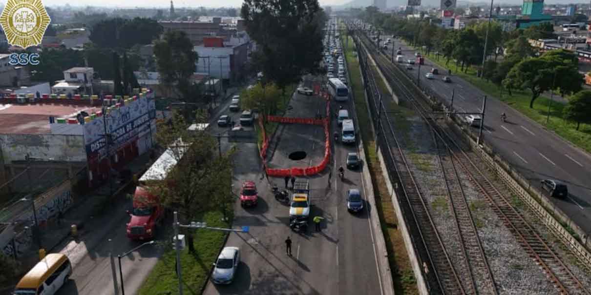 Socavón colapsa la Calzada Zaragoza, atrapa pipa y deja 3 carriles cerrados en CDMX
