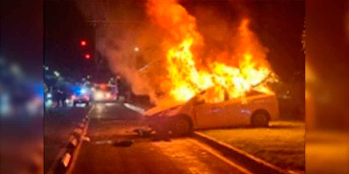 VIDEO. Sujeto atropella y mata a transeúnte. Vecinos queman auto del responsable