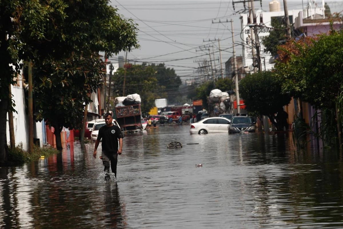 Lluvias provocan inundaciones de aguas negras en Iztapalapa 