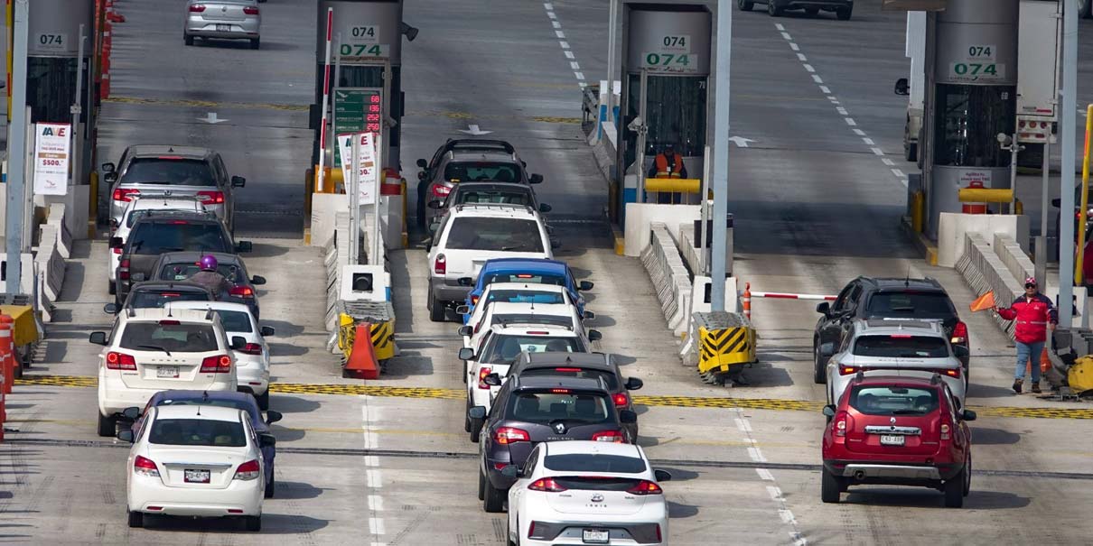 Asalto masivo en la autopista Siglo XXI: delincuentes en Versa negro simulan ser policías