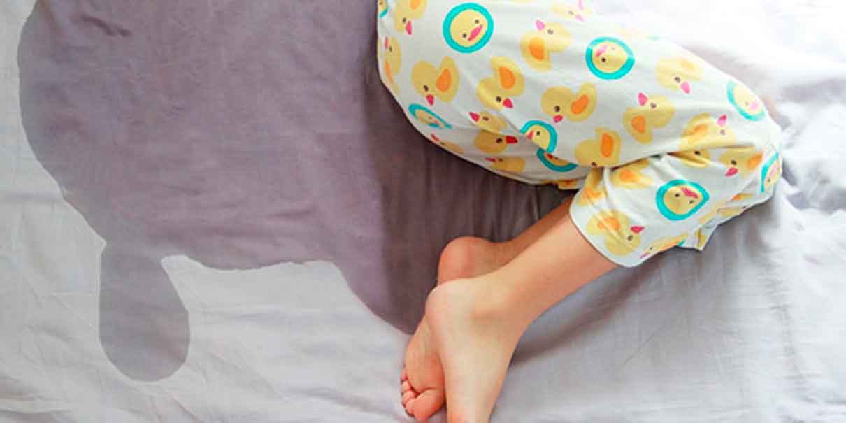 Mi hijo ya controlaba esfínteres y volvió a mojar la cama; descubre qué podría estar pasando