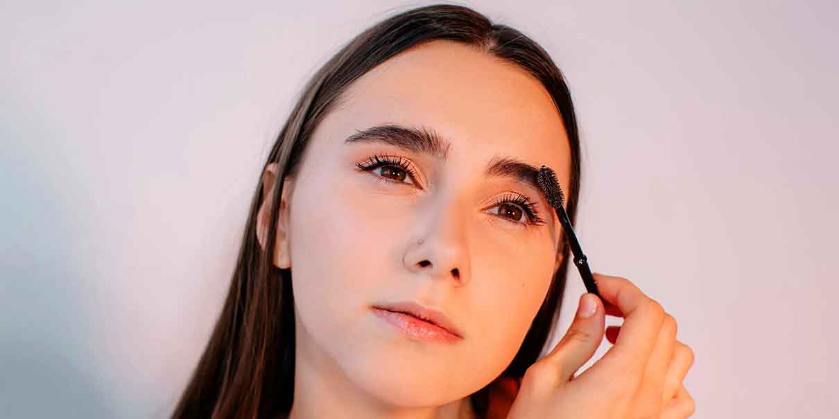 Aceite de ricino para cejas: el secreto natural para lograr una mirada más intensa