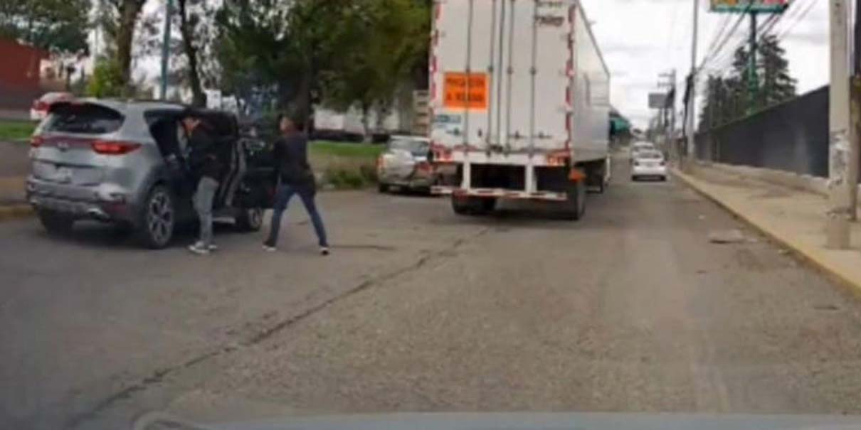 Cuatro sujetos armados asaltan camioneta en 30 segundos en Tultitlán