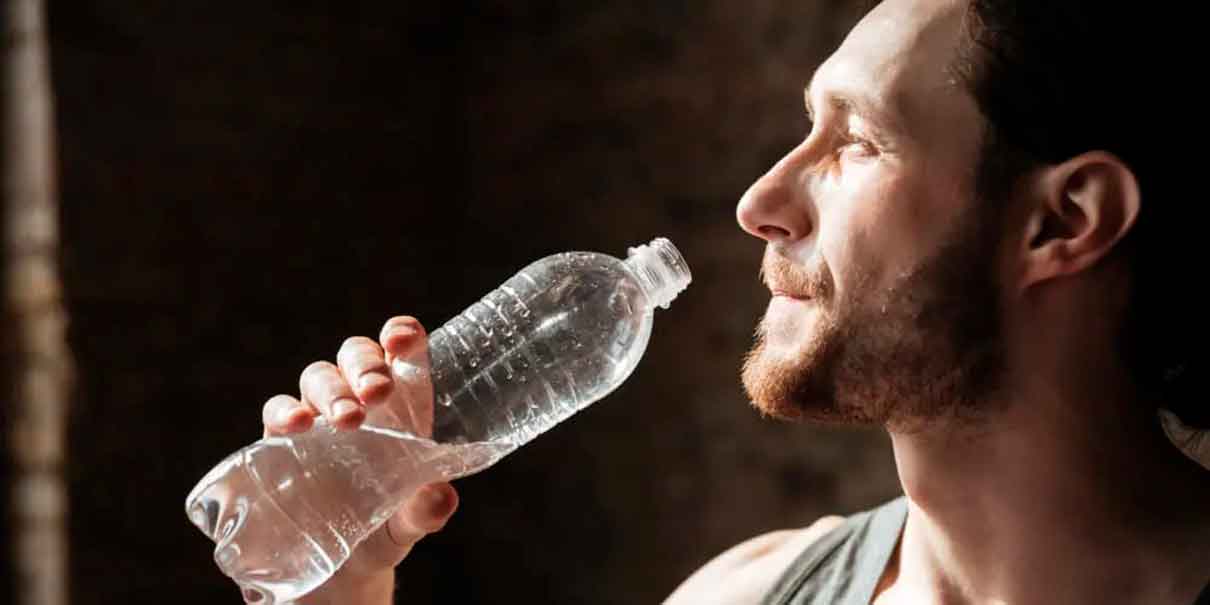 Beber agua diariamente reduce el estrés y controla la hormona del cortisol: Estudio
