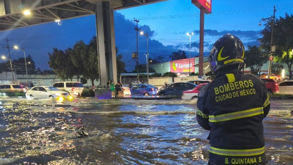 Fuertes lluvias en la CDMX provocan inundaciones en Iztapalapa y en la Línea A del Metro