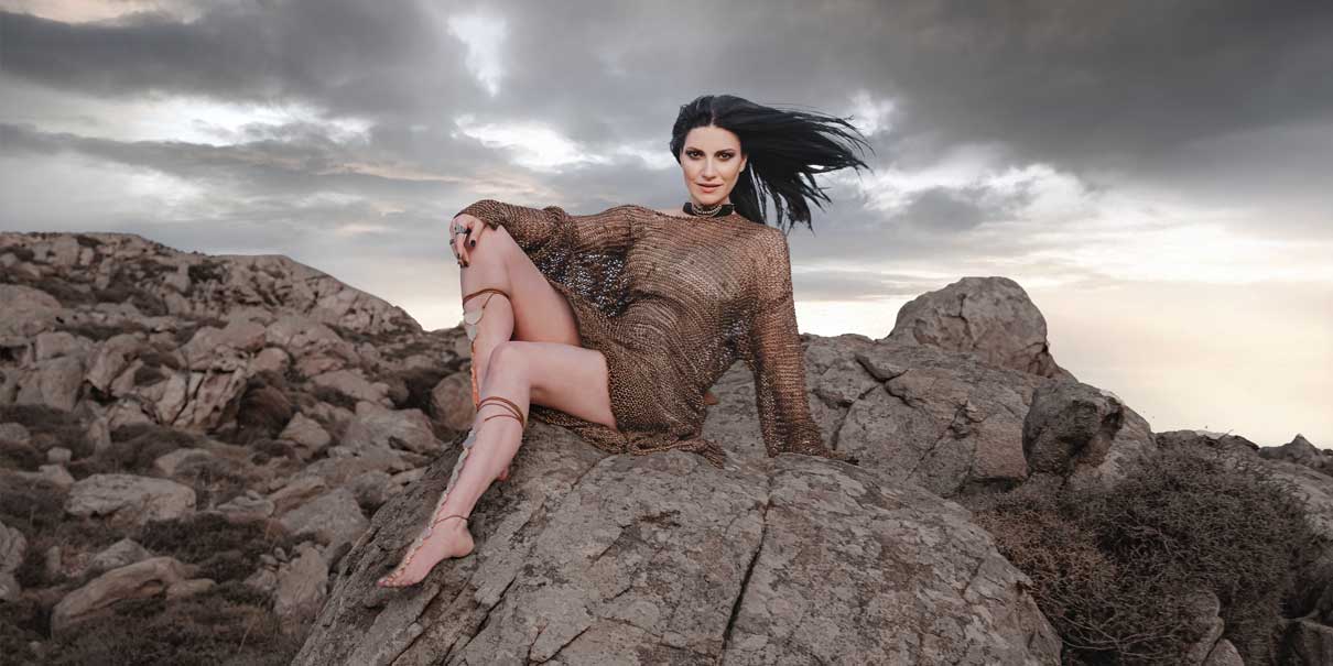 Laura Pausini presenta la nueva versión del éxito “Mi historia entre tus dedos”