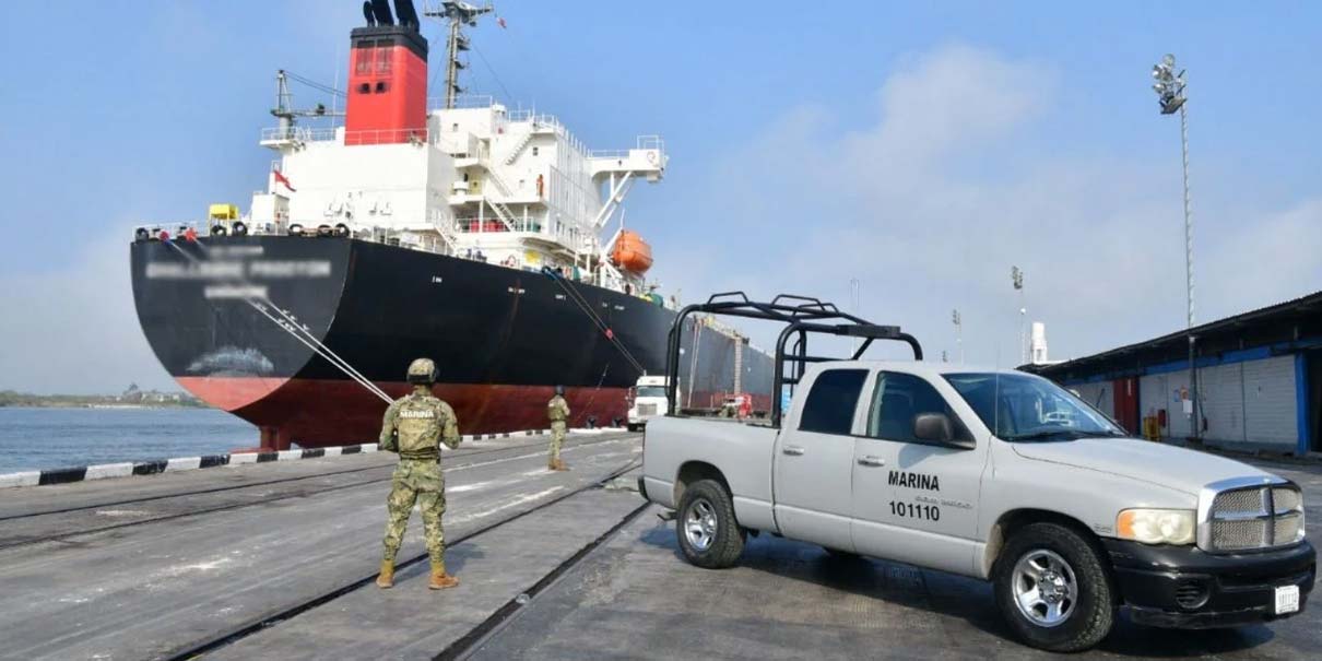 Marino investigado por huachicol fiscal se suicida en su oficina