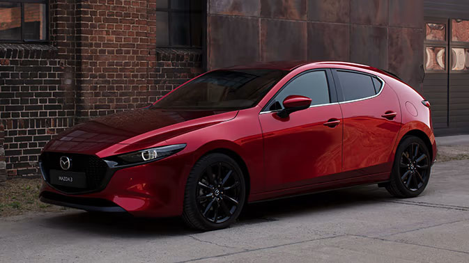 Mazda 3 Sedán 2026, el compacto japonés estrena versión electrificada