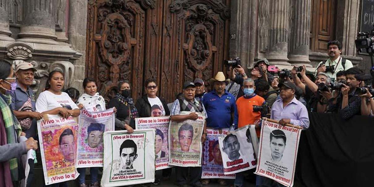 Padres de Ayotzinapa denuncian estancamiento tras encuentro con Sheinbaum