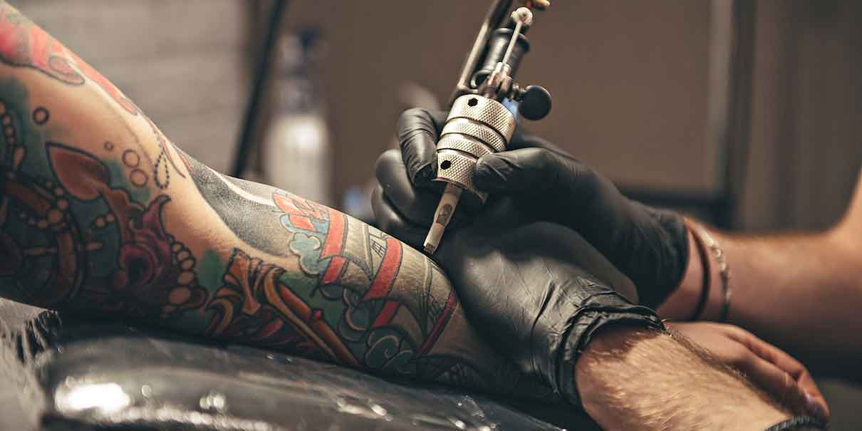 Riesgos de los TATUAJES: Expertos alertan sobre la falta de regulación en las tintas