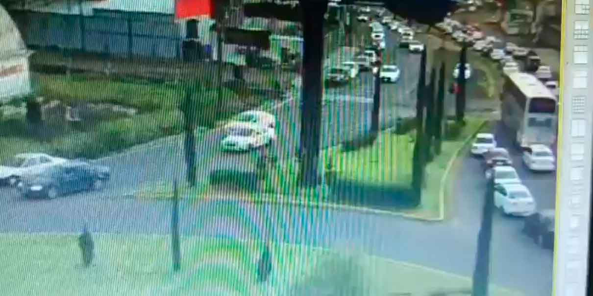 VIDEO FUERTE: Tragedia en Atlacomulco: autobús trata de ganarle al tren; 9 muertos y 40 heridos