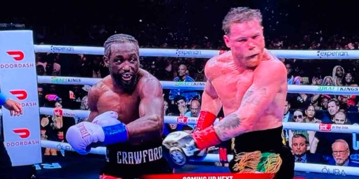 VIDEO. ¡Doloroso! Canelo pierde y entrega sus cinturones. Crawford hace historia