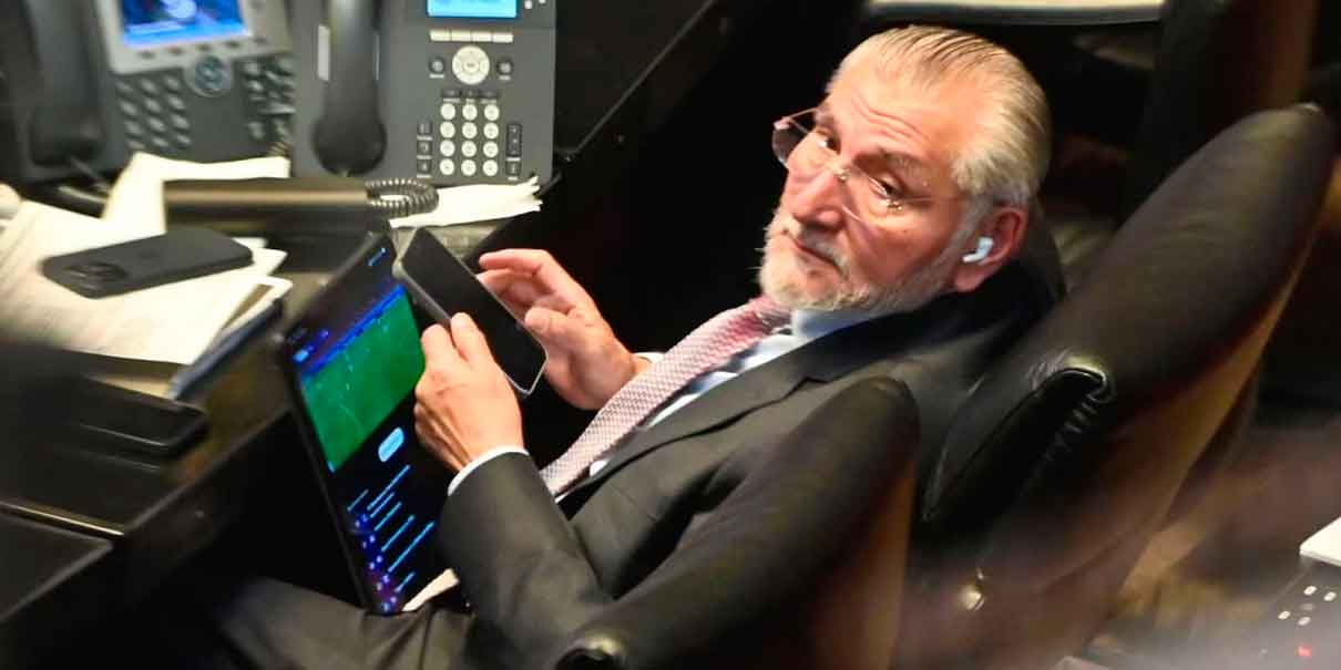 Adán Augusto, disfruta del partido Barcelona vs PSG durante comparecencia de Édgar Amador