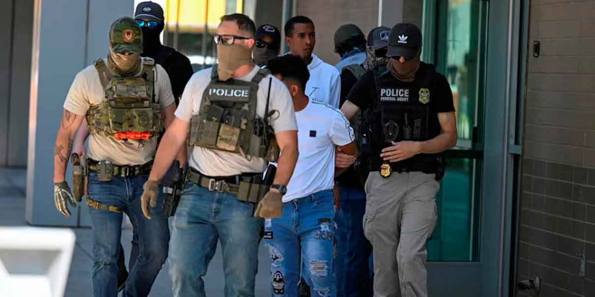 Cárteles y pandillas ofrecen recompensas por agentes del ICE, advierte Kristi Noem