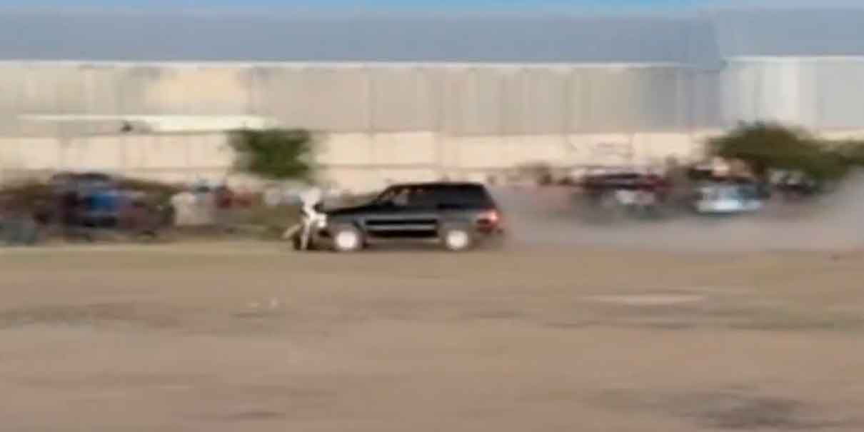 IMÁGENES SENSIBLES. Camioneta irrumpe en cancha de futbol y arrolla a  personas. Hay dos muertos