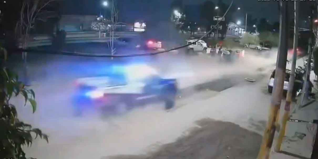 VIDEO. Patrulla termina en un hoyo durante persecución nocturna en Nezahualcóyotl