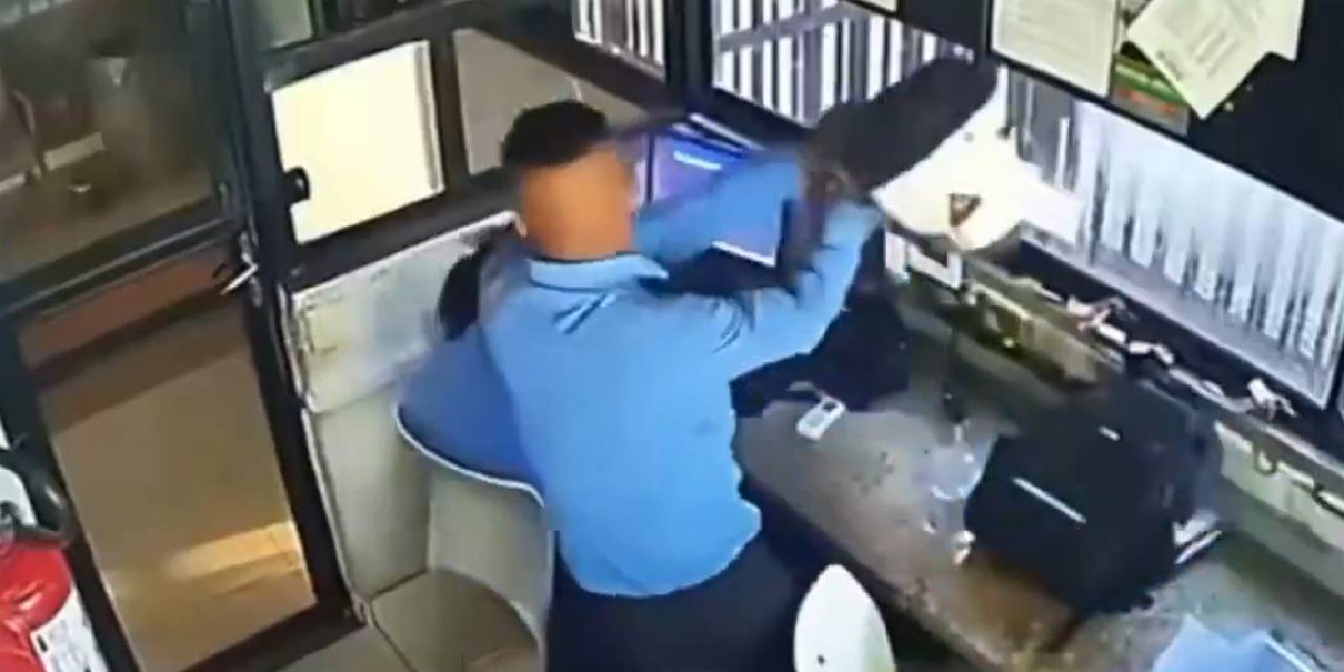 VIDEO. Hombre se vuelve loco y golpea a su compañera de trabajo con un casco