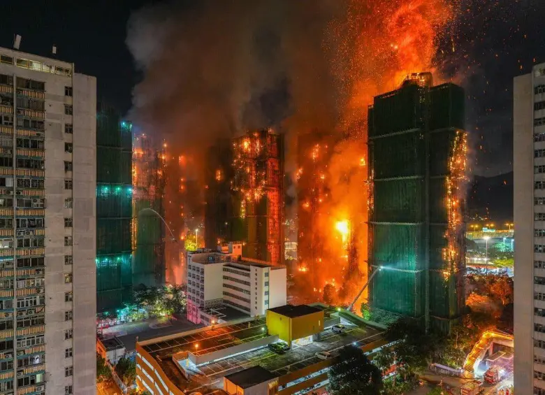 Incendio de rascacielos en Hong Kong ya suma 146 muertos y se convierte en el más letal en cuatro décadas