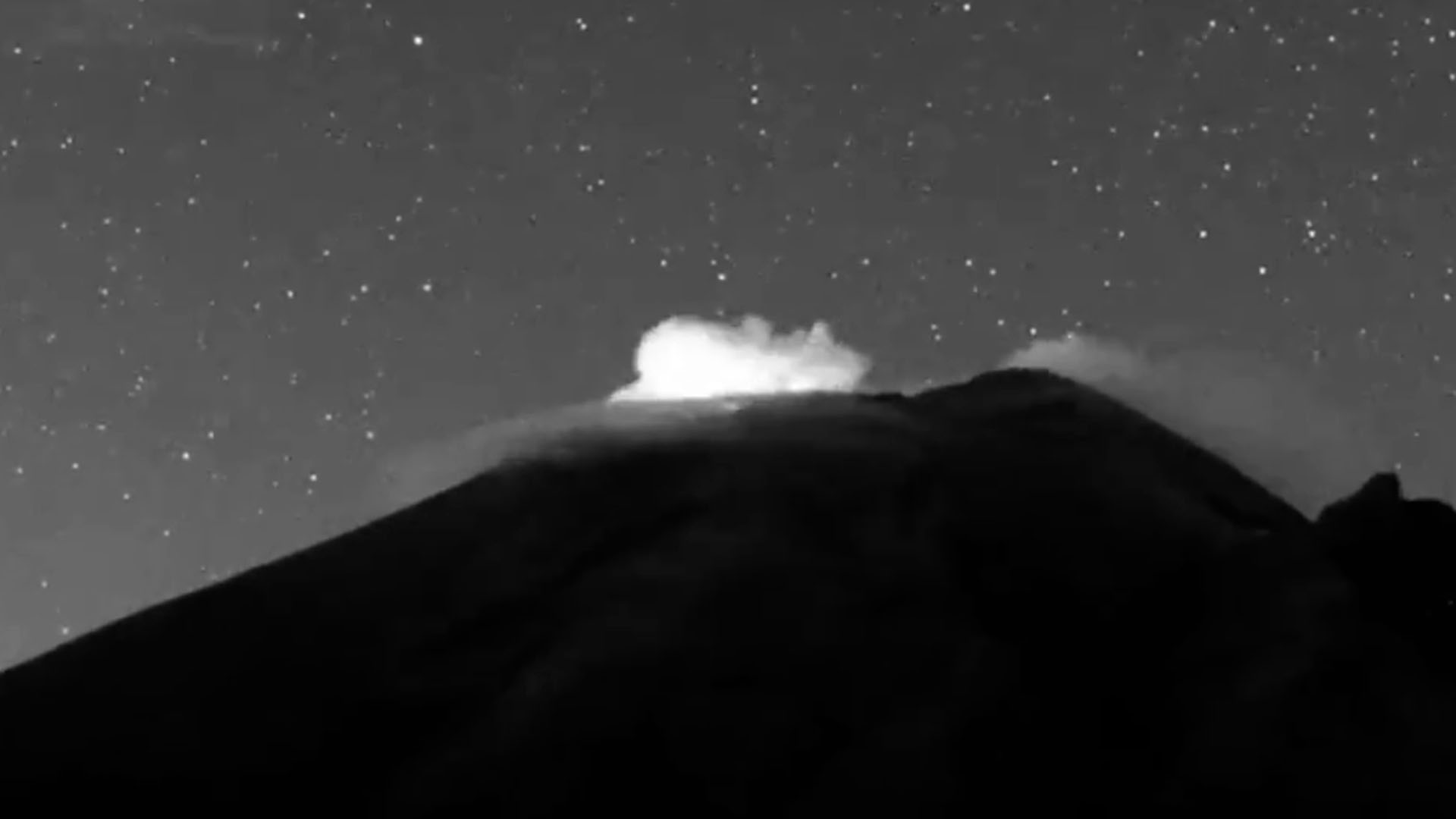 Video captura el paso simultáneo de más de una docena de luces sobre el cráter del Popocatépetl
