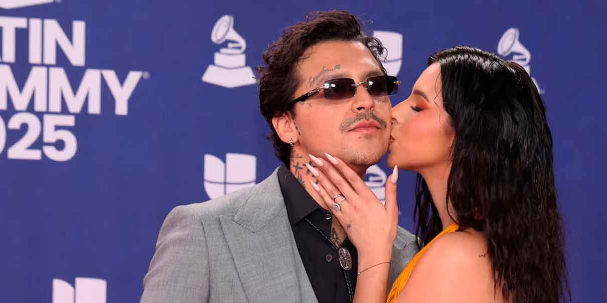 Nodal evita un beso de Ángela Aguilar en los Latin Grammy 2025 y el momento desata debate