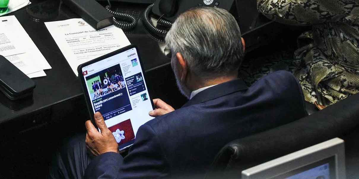 Otra vez captan a Adán Augusto López revisando deportes en el Senado; fotógrafos arrinconados