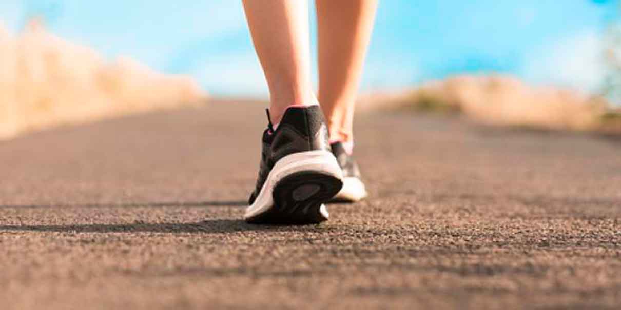 Caminar podría retrasar el Alzheimer hasta siete años, revela estudio de Harvard