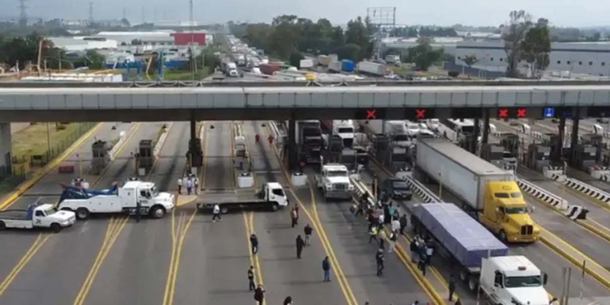 Transportistas paralizan autopistas del Edomex; denuncian cobros y secuestros