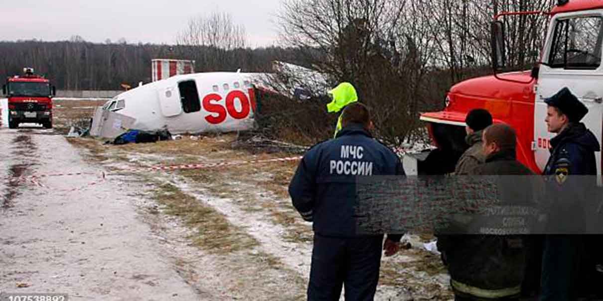 VIDEO. En Moscú, avión se parte en el aire y deja dos muertos y más de 80 heridos