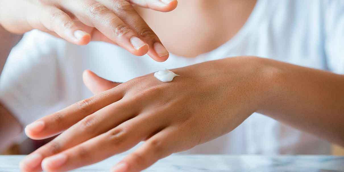 El retinol conquista las manos y redefine el cuidado antiedad más allá del rostro