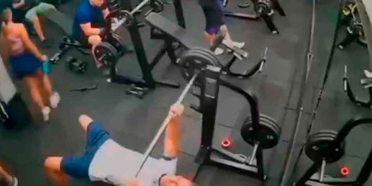IMÁGENES SENSIBLES. Muere hombre aplastado por barra de pesas en gimnasio de Brasil